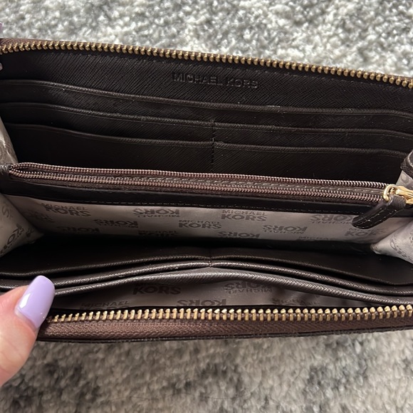 Michael Kors Jet Set Large Wallet - Picture 10 of 10